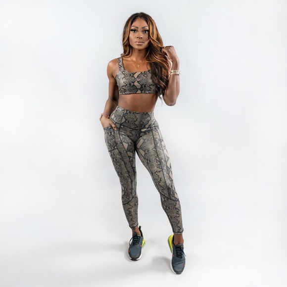 TIL YOU COLLAPSE Effortless Heart Booty Leggings - Picture 2 of 4